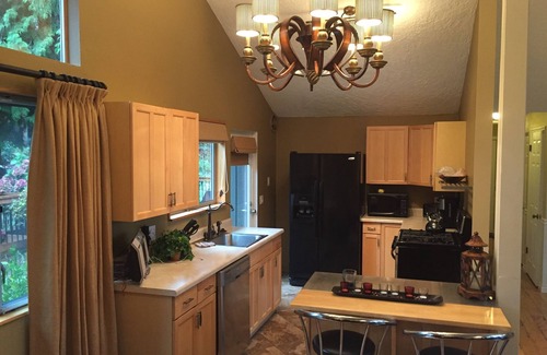 Sudden Valley Maison | Beautiful Lake Whatcom/Sudden Valley House Rental steps from the water