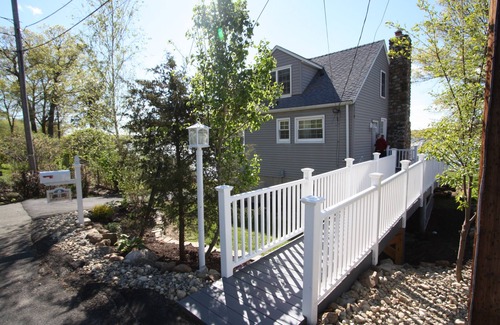Lake Hopatcong Cottage | Chalet mignon et confortable au bord du lac avec de nombreux équipements.