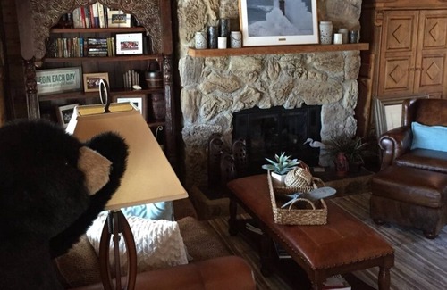 Oak Run Cabine | Beautiful Lakefront Authentic Log Cabin