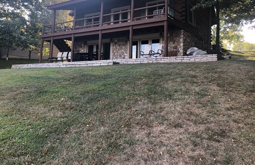 Oak Run Cabine | Beautiful Lakefront Authentic Log Cabin