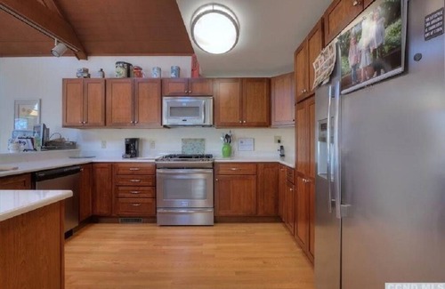 Athens Maison | Beautiful Lakefront Chalet, 20 mins to Hudson, close to skiing