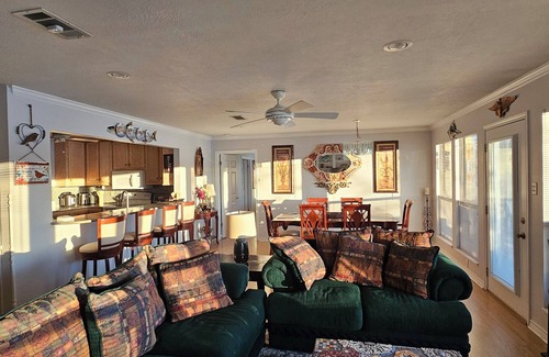 Hilltop Lakes Maison | Lakehouse at Hilltop Lakes near College Station and Bryan