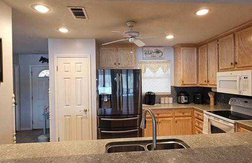 Hilltop Lakes Maison | Lakehouse at Hilltop Lakes near College Station and Bryan