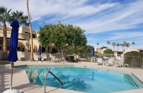 Scottsdale Ranch Copropriété | Belle Lakefront Condo Penthouse sur le lac Serena à Scottsdale Ranch