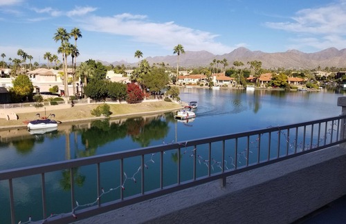 Scottsdale Ranch Copropriété | Belle Lakefront Condo Penthouse sur le lac Serena à Scottsdale Ranch