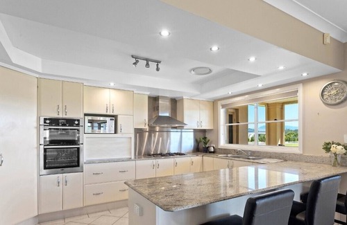 Worrigee Maison | Beautiful Large Country Home in the Perfect Location with tennis court & theatre