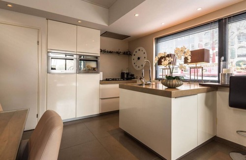 Jordaan Location De Bateaux | Beautiful large houseboat-apartment at the canal district in the hearth of Amsterdam.