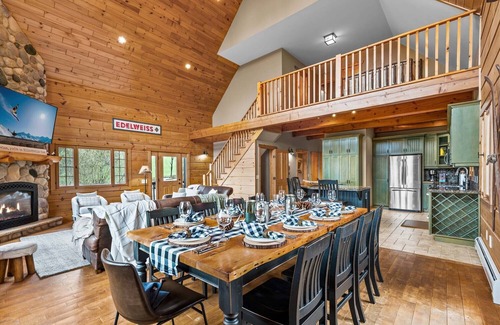 Ellicottville Chalet De Ski | Beautiful Log Cabin! Hot-Tub, Bonfire & Private Yet 4 Mins to Downtown!