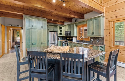 Ellicottville Chalet De Ski | Beautiful Log Cabin! Hot-Tub, Bonfire & Private Yet 4 Mins to Downtown!