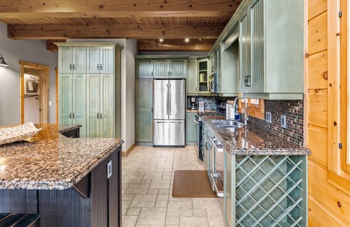 Ellicottville Chalet De Ski | Beautiful Log Cabin! Hot-Tub, Bonfire & Private Yet 4 Mins to Downtown!