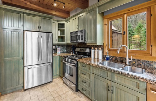 Ellicottville Chalet De Ski | Beautiful Log Cabin! Hot-Tub, Bonfire & Private Yet 4 Mins to Downtown!