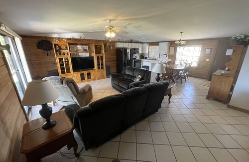 Bartow Maison | Beautiful log cabin on private lake