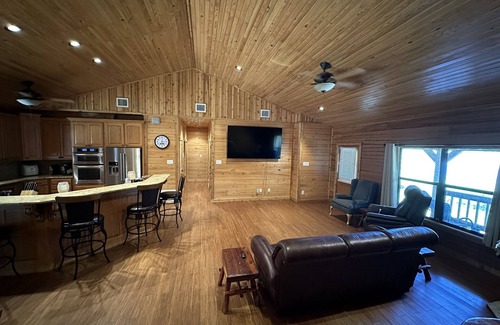 Cotton Gin Cabine | Beautiful Log Home on Lake Limestone. With a full house Back-up Generator.