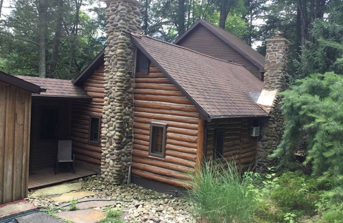 Bodines Maison | Belle maison en bois rond sur le ruisseau Loyalsock "Rivière Pa de l'année 2018"