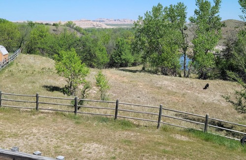 Jackson County Lit Et Petit-Déjeuner | Beautiful log home with a great view of the badlands national park.