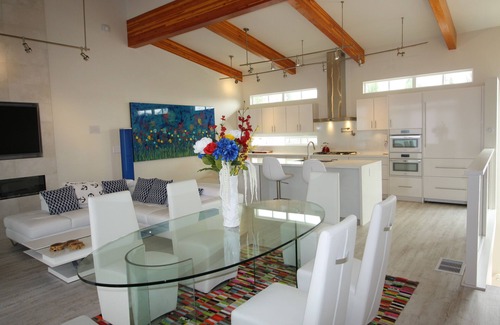 Lower Lonsdale Location De Bateaux | Blue Wolf Float Home: Luxe, bord de mer, retraite romantique à North Vancouver