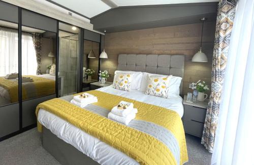 Lockerbie Maison | Beautiful Luxury Lakeside Lodge Hot Tub Views Pass the Keys