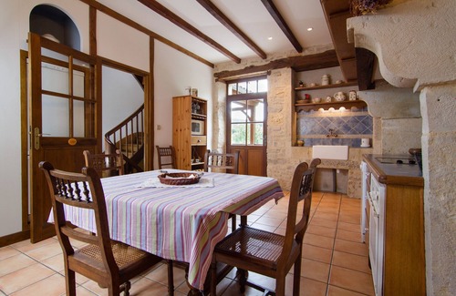 Caylus Maison | Belle maison de maître avec piscine et jardin au bord du village médièval