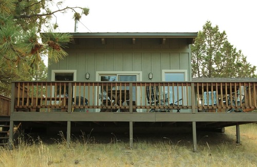 Sisters Cabine | Cabane de vacances confortable à Sisters Oregon, peut accueillir jusqu'à 4 personnes avec une vue imprenable et une promenade rapide ou à vélo