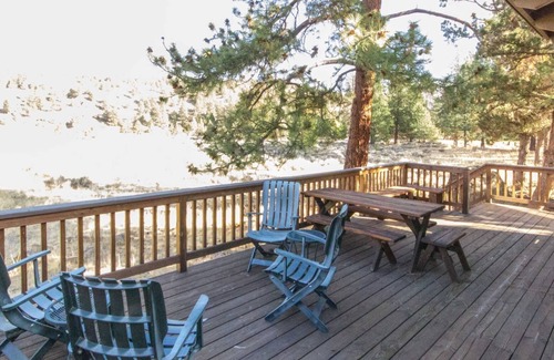 Sisters Cabine | Cabane de vacances confortable à Sisters Oregon, peut accueillir jusqu'à 4 personnes avec une vue imprenable et une promenade rapide ou à vélo