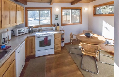 Sisters Cabine | Beautiful Meadow Views | Walk to Town | Sisters OR Vacation Cabin