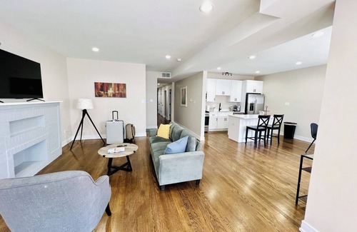 South Shore Copropriété | Beautiful, modern 3 bed 2 bath condo near Hyde Park, Obama Center and Lakefront