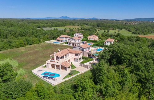 Belavici Villa | Belle villa familiale moderne avec piscine privée