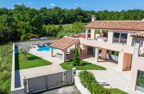 Belavici Villa | Belle villa familiale moderne avec piscine privée