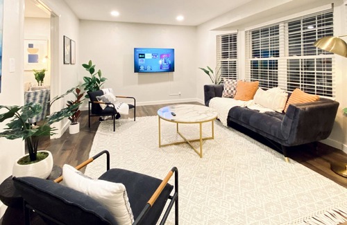 Central Oklahoma City Maison | BEAUTIFUL MODERN FARMHOUSE STAYCATION | BACKYARD | FOOSBALL| GAMES| SLEEPS 14