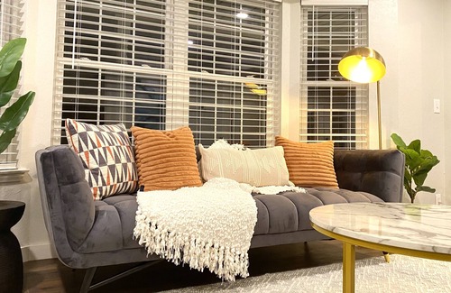 Central Oklahoma City Maison | BEAUTIFUL MODERN FARMHOUSE STAYCATION | BACKYARD | FOOSBALL| GAMES| SLEEPS 14