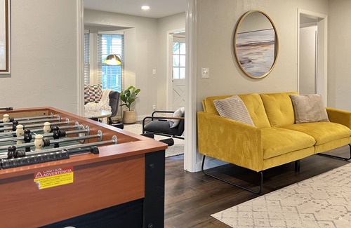 Central Oklahoma City Maison | BEAUTIFUL MODERN FARMHOUSE STAYCATION | BACKYARD | FOOSBALL| GAMES| SLEEPS 14