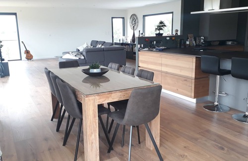 Montgeard Villa | Belle Villa moderne avec accès direct au lac. Terrasses, piscine et spa.