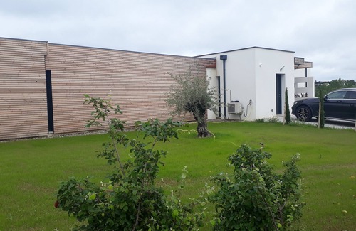 Montgeard Villa | Belle Villa moderne avec accès direct au lac. Terrasses, piscine et spa.
