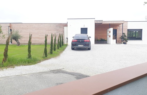 Montgeard Villa | Belle Villa moderne avec accès direct au lac. Terrasses, piscine et spa.