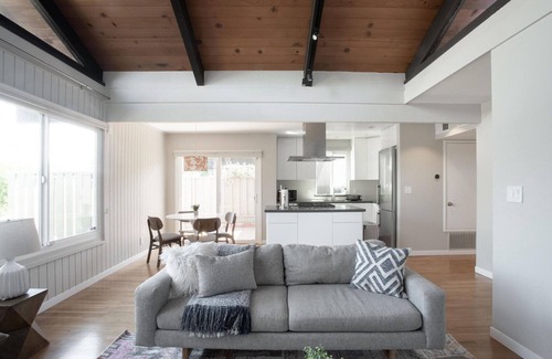 Mountain View Maison | Beautiful Mountain View 2BR w/ A/C, nr Dining & Tech Hubs, by Blueground