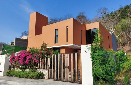 Crucecita Maison | Beautiful private Villa with Viva Pool, outdoor spaces. AC and WiFi.
