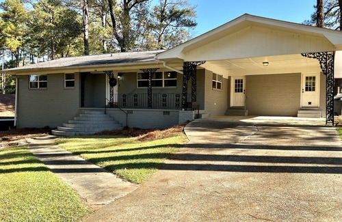 Starkville Maison | Beautiful neighborhood home! 2 miles from campus.