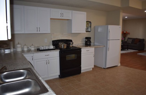 Aurora Appartement | Beautiful, new and spacious walk out basement