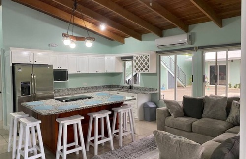 Bouvet Island Maison | Beautiful new home located on the Central pacific near Playa Hermosa Beach!
