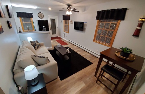 Athol Springs Appartement | Beautiful new Lake Erie- view rental