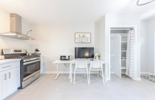 Mayflower Village Maison | Beautiful New Studio In Arcadia With Kitchen-C