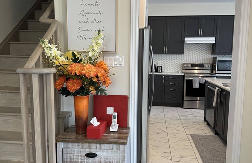 Thorold Maison | Beautiful newly built house, 10 mins drive away from Niagara Falls &outlet mall