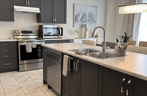Thorold Maison | Beautiful newly built house, 10 mins drive away from Niagara Falls &outlet mall