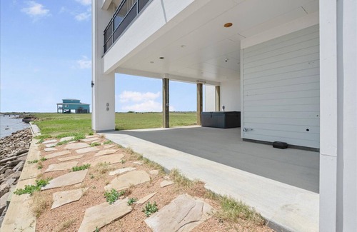 Francitas Maison | Beautiful Oasis on the Bay! Gorgeous Views, Great Fishing and Pool Access!