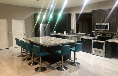 Apache Junction Maison | Beautiful oasis with 40' negative edge pool, swim up bar, hiking in Super. Mtns.