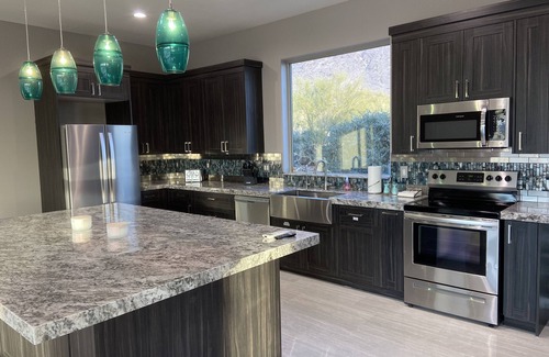 Apache Junction Maison | Beautiful oasis with 40' negative edge pool, swim up bar, hiking in Super. Mtns.