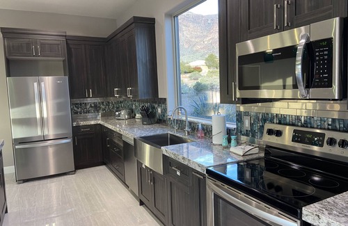 Apache Junction Maison | Beautiful oasis with 40' negative edge pool, swim up bar, hiking in Super. Mtns.