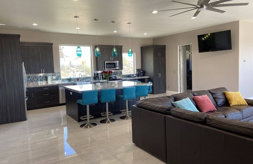 Apache Junction Maison | Beautiful oasis with 40' negative edge pool, swim up bar, hiking in Super. Mtns.