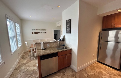 North End Copropriété | Beautiful Ocean Ave condo, just a block from the beach and boardwalk!
