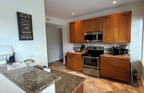 North End Copropriété | Beautiful Ocean Ave condo, just a block from the beach and boardwalk!
